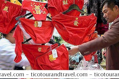 범주 아시아: 구정 기간 동안 빨간 속옷을 입는 전통