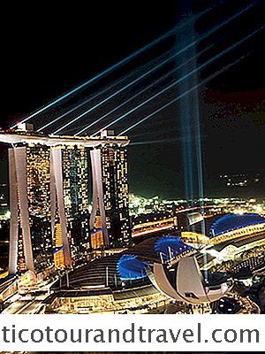 Berjalan Turun Marina Bay Sands & Rsquo; Art Path Di Singapura