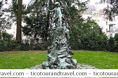 La Estatua De Peter Pan En Los Jardines De Kensington