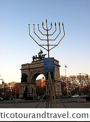 Brooklyn Heeft 'S Werelds Grootste Hanukkah Menorah, Maar Chabad Menorahs In Overvloed