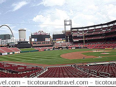 El Estadio Busch Trae Centro Y Centro De Béisbol En St. Louis